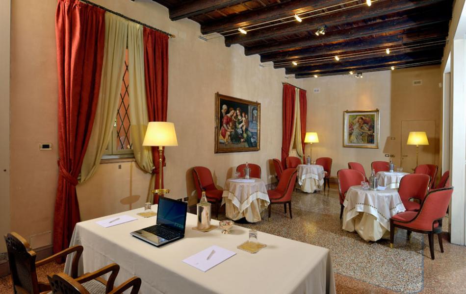 Hotel Corona D'Oro | Sala Azzoguidi