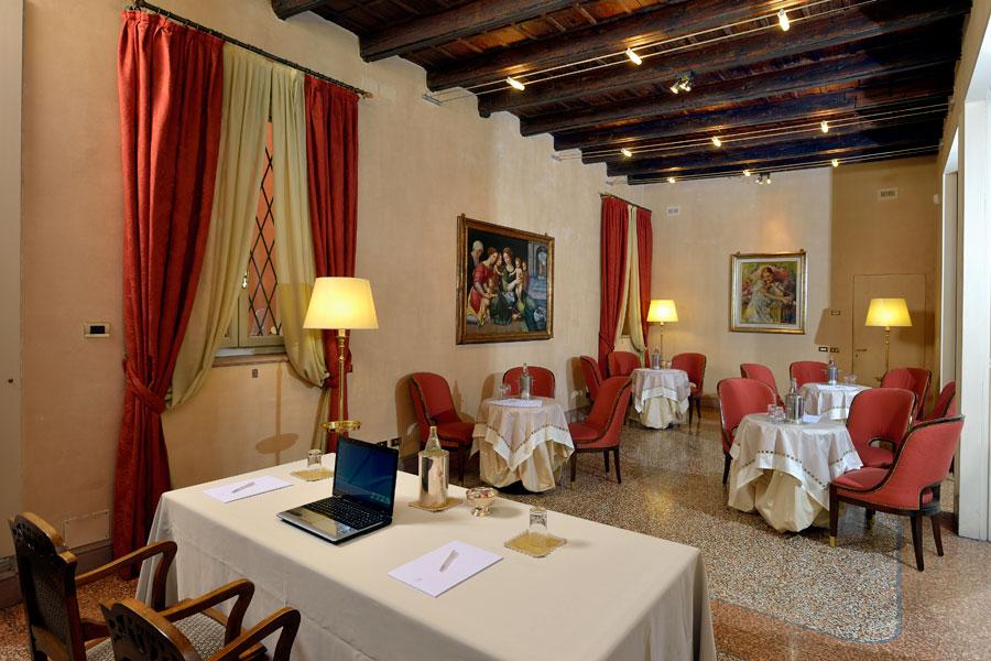 Hotel Corona D'Oro | Sala Azzoguidi