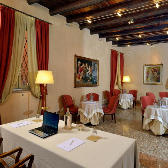 Hotel Corona D'Oro | Sala Azzoguidi